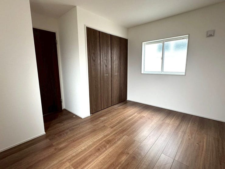 洋室③インテリアが映えるシンプルな白壁と、温もりある床材の調和