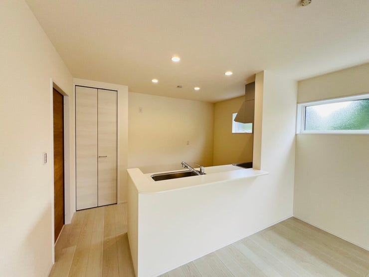 キッチンはダウンライトになっています♪
スッキリとした空間を演出してくれます!