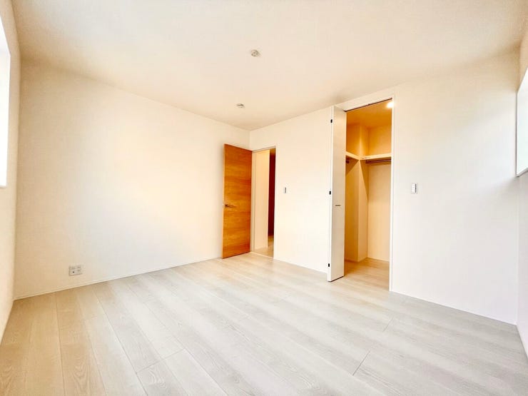 7帖洋室
2面採光で日当たり・通風良好です♪