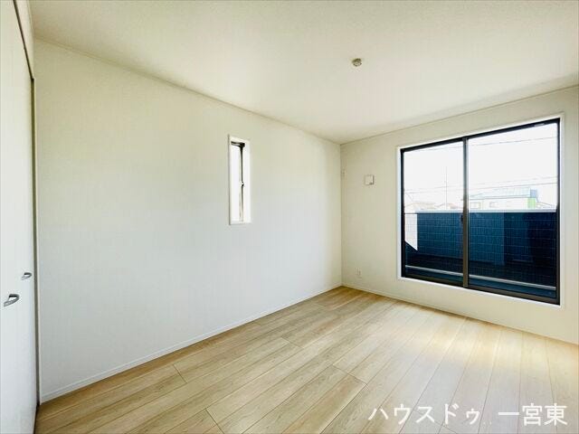 【6.5帖】バルコニーに直接面した洋室は、日当たりと風通しが良好です。洗濯物を出し入れしやすく、開放感のある空間です。