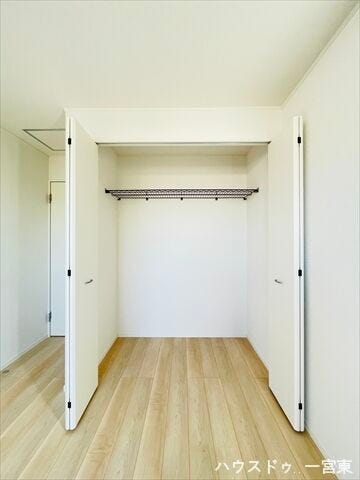 【6.5帖洋室】洋室の広さを最大限に活かす、たっぷりの収納空間です。衣類から趣味の道具まで整理でき、ゆとりある生活を支えます。