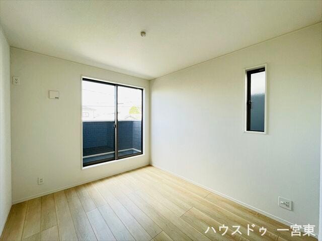 【6帖】家具の配置がしやすいシンプルな洋室です。主寝室やお子様の部屋など、ライフスタイルに合わせて自由に使える快適なプライベート空間です。