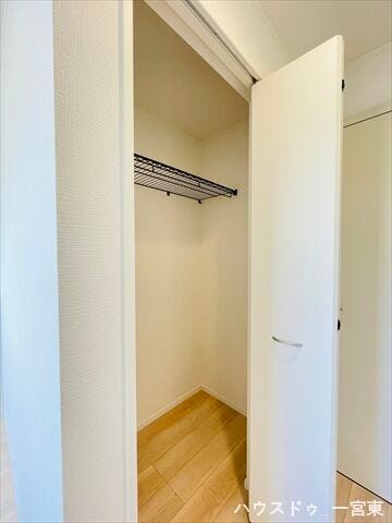 【6帖洋室】布団や扇風機などかさばる季節物をまとめてしまえるゆとりの収納です。居室を一年中すっきり保ち、快適な生活をサポートします。