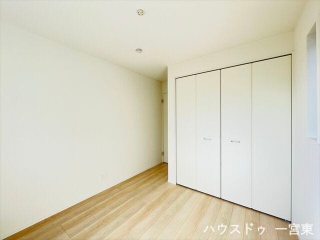 【5帖北】家具の配置がしやすいシンプルな洋室です。主寝室やお子様の部屋など、ライフスタイルに合わせて自由に使える快適なプライベート空間です。