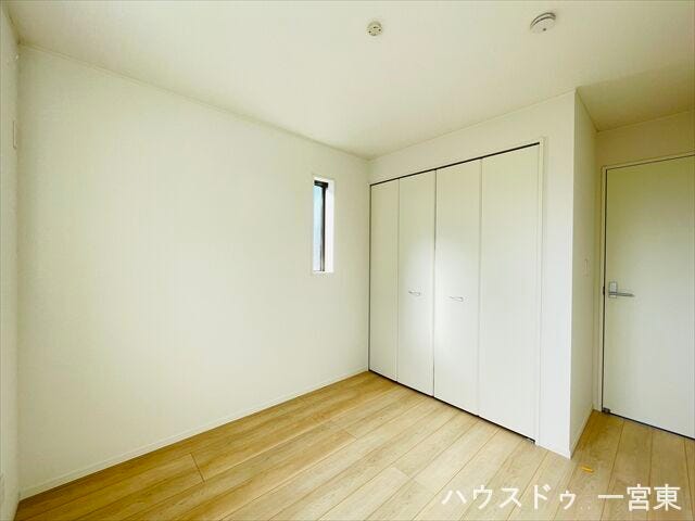 【5帖南】衣類だけでなく小物もまとめてしまえ、居室を広々と快適に使える収納スペースです。空間の整理整頓をサポートします。