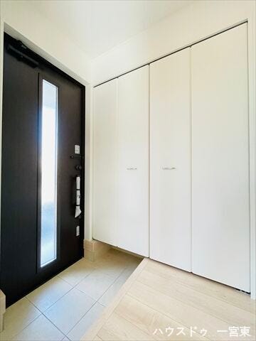 外遊びの道具や防災用品など、かさばる荷物をまとめて収納でき玄関周りをすっきり保てます。