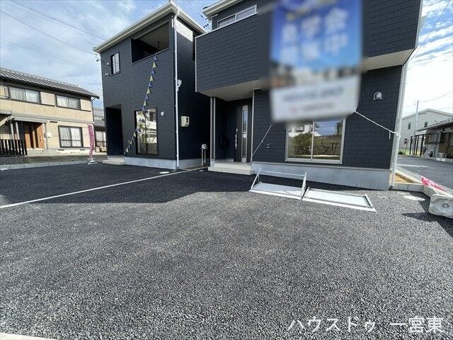 お車の出し入れがしやすいゆとりのある駐車スペースです。荷物の積み下ろしも楽に行え、毎日の生活をスムーズにします。