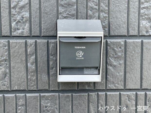 【EV充電器】自宅の駐車場で夜間電力を利用した経済的な充電が可能です。環境に配慮した暮らしと快適な電気自動車の利用をサポートします。