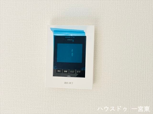 【モニター付きインターホン】訪問者の声だけでなく映像でも確認できるため防犯対策になります。お子様のお留守番や夜間の来客時も安心です。