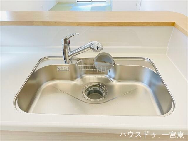 【シンク】光沢があり清潔感あふれるステンレスシンクです。耐久性に優れ、いつまでも美しい状態を保ち、キッチンをすっきりと演出します。