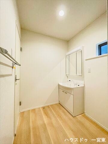 予備のストックやコスメ類をまとめて収納できる大容量の洗面台です。使う場所に収納でき、毎日の身支度をスムーズにします。