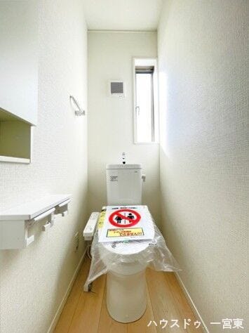 お洒落なニッチ(飾り棚)を設けた1階トイレです。季節の小物などを飾り、ゲストにも心地よい空間を演出します。