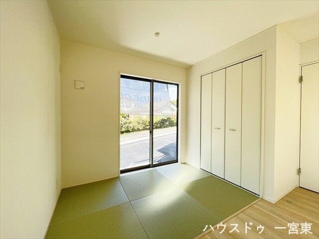 【3帖】リビングと一体になった畳コーナーは、子どもの遊び場や休憩スペースに最適です。床に座ってゆったりくつろげる空間です。