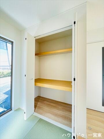 【3帖和室】おもちゃや座布団など、畳コーナーで使う物をまとめて収納できます。生活感を抑え、くつろぎの空間をすっきりと保てます。