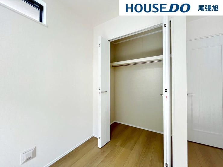 【クローゼット】洋室にある収納です。高さと奥行きがあり、かさばりがちな衣類をまとめて収納できます。各部屋収納たっぷりの間取りとなっております。部屋ごとに設けた収納は住みやすさへのこだわりです。