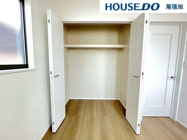 【クローゼット】広々としたクローゼットで、収納に余裕を持たせ、毎日をもっと楽に。整然とした空間で、探し物を減らし、ストレスフリーな生活を。収納力も良く、衣類がすっきり片付きます。