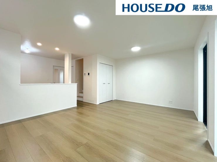 【リビング】
【リビング】光が優しく差し込む明るいリビング♪自然と家族が集まり、最高の家族団らんのお時間をお過ごしいただけます♪ひろびろとしたLDKで、ソファや4人掛けテーブルを置いても使いやすい配置です。