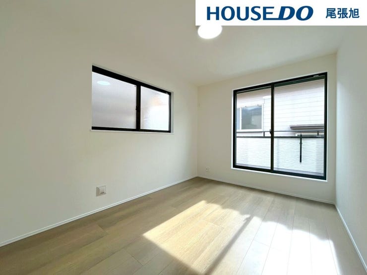 【洋室】明るい雰囲気の洋室です。広々とした明るいお部屋で、陽射しもたっぷり入ってきます。収納もご夫婦の衣類がたっぷり収納できるクローゼットがございます。ご夫婦のご主寝室にいかがでしょうか♪