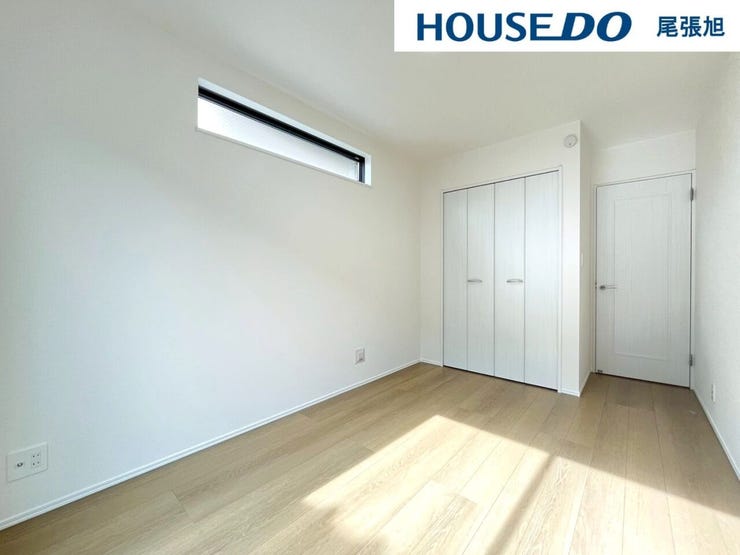 【洋室】お住まいになられる人数以上の部屋数は、お子様のお昼寝スペースや、家事スペース、来客用の個室にと、あると嬉しい空間。収納もあり、置き場所に困りがちな布団や季節ものの収納場所にも重宝します。