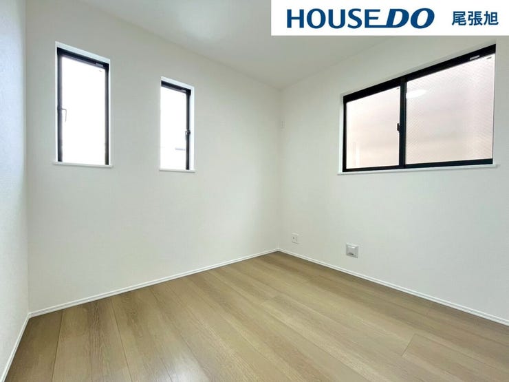 【洋室】多数の洋室があるため、それぞれ各部屋でプライベート空間をお楽しみいただけます。収納も完備しているのですっきりとしたお部屋でお寛ぎいただけます。2面採光のため、日当たりも良好です!