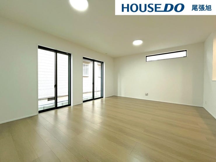 【リビング】大きな窓からは暖かい陽射しが差し込んできます。ソファやテーブルを置いても使いやすい配置で、ご家族そろってゆったりとお寛ぎいただけます。どんな家具を置こうか想像が膨らみます♪