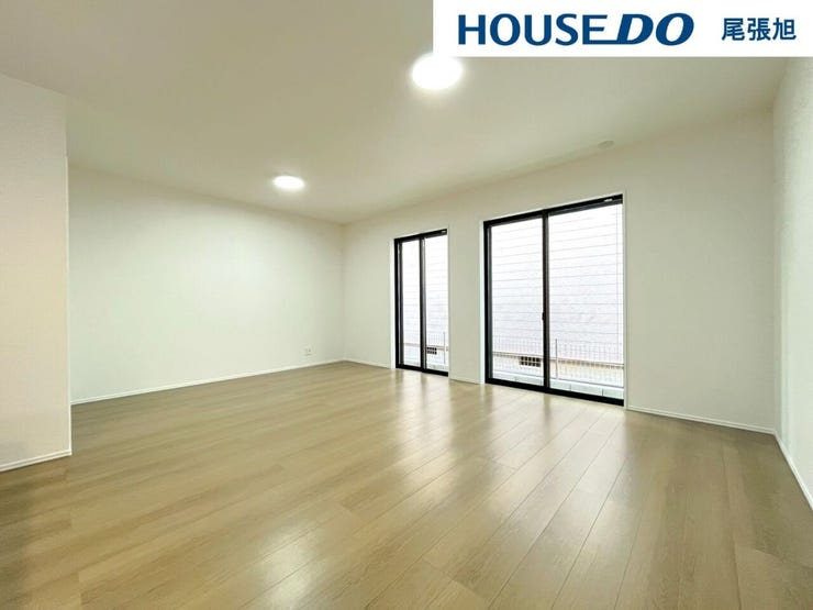 【リビング】大きな窓からは暖かい陽射しが差し込んできます。ソファやテーブルを置いても使いやすい配置で、ご家族そろってゆったりとお寛ぎいただけます。どんな家具を置こうか想像が膨らみます♪