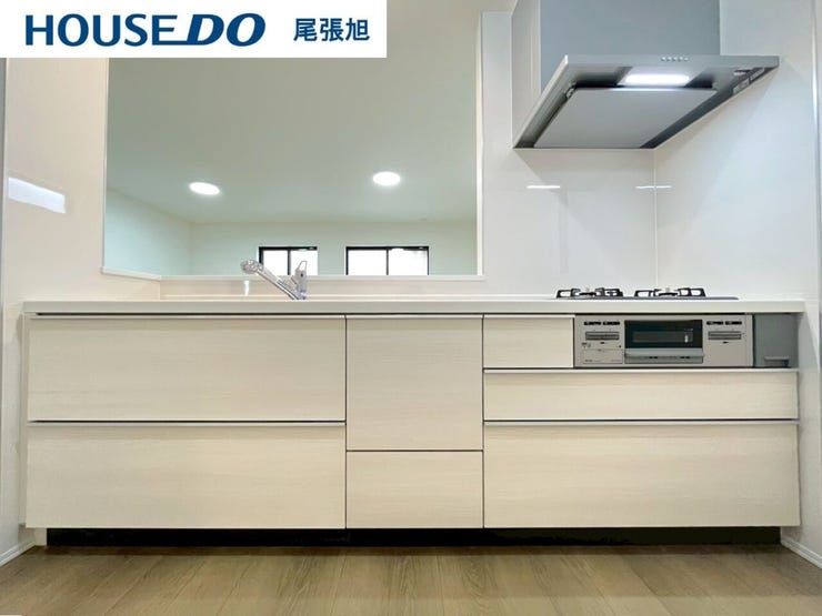 【キッチン】収納豊富でお手入れの簡単なシステムキッチン。汚れてもさっと綺麗にできます。収納スペースは、お料理に使うグッズや調味料などをすっきり収納できます。綺麗なキッチンだとお料理もはかどりそうです。