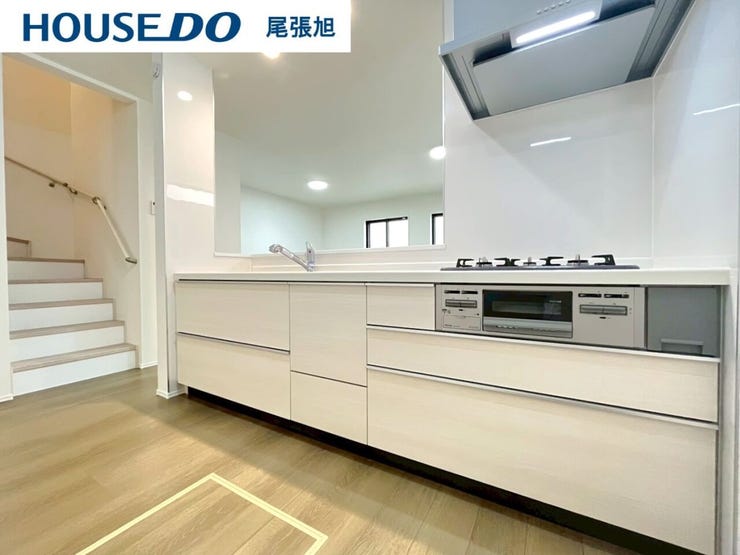 【キッチン】3口コンロなのでお料理がはかどりそうです♪主菜副菜汁物などを同時に作ることができます。コンロ数が多いとパパっと何品か同時調理できるので、時短にも繋がります。忙しい方には嬉しい設備ですね♪