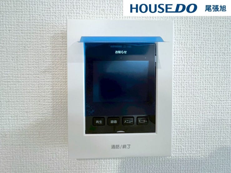 【インターホン】来客時に便利なモニター付インターホン。玄関ドアを開けることなく夜間でも訪問者の顔をモニターで確認できるため、トラブル防止にも繋がります。奥様やお子様のみのご在宅でも安心の防犯設備です!