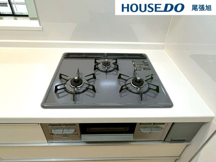 【3口コンロ】3口コンロ付きなので、お料理がはかどります。メイン料理2品を手前のコンロで調理しながら、奥の小バーナーで汁ものを調理するなど、複数の調理を一度に行うことができます。時短調理に繋がります!