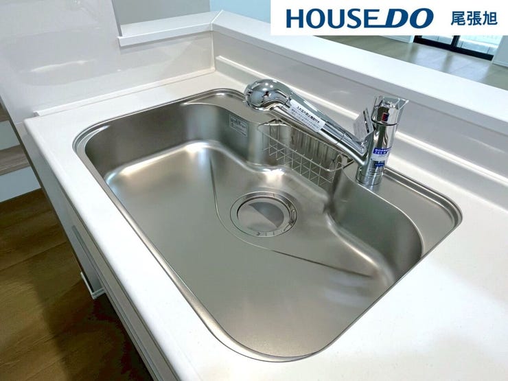 【浄水器機能付水栓】浄水と原水をボタン一つで簡単に切り替えができるビルトイン式浄水器水栓を採用。ビルトインの為見た目もすっきりです♪シャワーノズルでシンク周りも簡単にお手入れでき、毎日清潔に保てます!