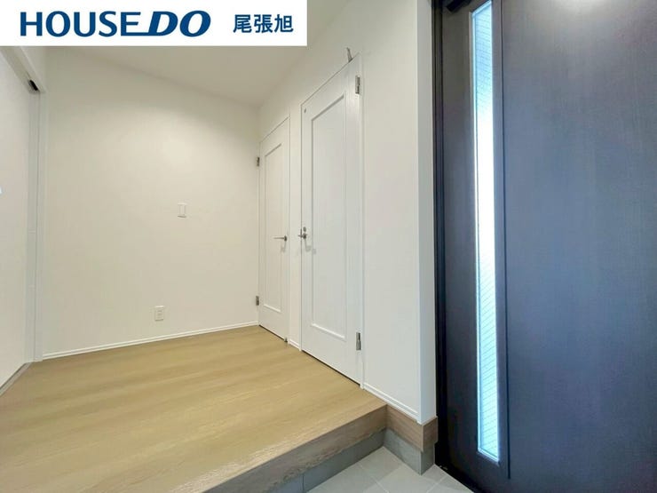 【玄関】白を基調とした明るく陽の入る玄関♪収納スペースもございます。大容量のシューズインクロークもございますので、ご家族の靴もすっきり収納できます。毎日使う玄関はすっきりさせておきたいですね♪