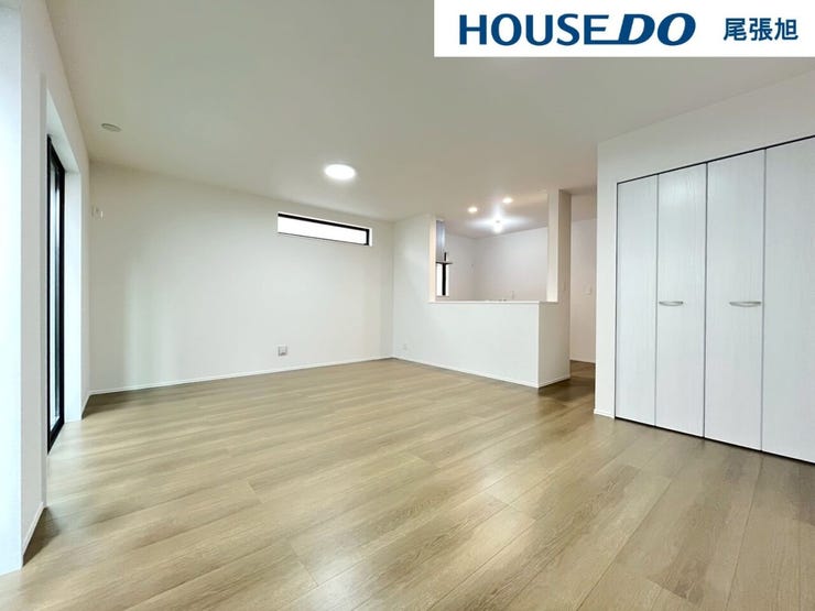 【リビング】開放感のあるリビング。掃き出し窓から採光を確保することができ、明るい空間で家族団らんできます♪ダイニングテーブルを置いてもゆとりのある広さなので、心地よい食事の時間をお過ごしいただけます♪