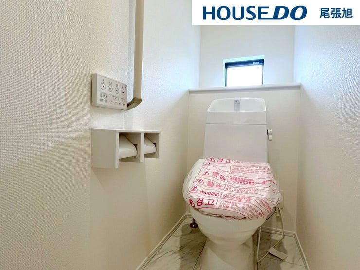 【トイレ】空気の換気と光の明るさに配慮した清潔感のあるトイレです。ご自分の好きなアロマや芳香剤を置いて落ち着く空間を演出するもの良いですね♪1人になれる空間ですから、リラックスしたいですね。