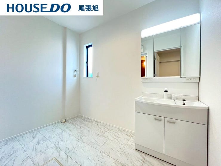 【洗面台/洗面所】日常の使い勝手の良さにこだわった清潔感のある洗面化粧台。大きな鏡が特徴です。鏡の裏に歯ブラシや化粧水、整髪料などの小物を隠して収納でき、生活感を出さずに綺麗な空間を保てます。