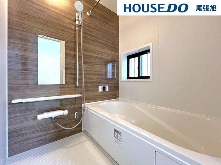 【浴室】自然の光と風を感じる、心地よい浴室空間。浴室に窓を設けることで、朝日や夕日が差し込む爽やかな空間が広がります。湿気やカビの防止にも効果的で、換気がスムーズに行えます。