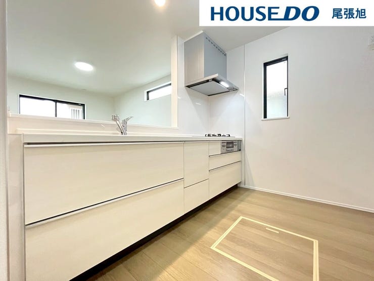 【キッチン】調理道具や食器などをたっぷり収納でき、お手入れも簡単なシステムキッチンを採用しました♪毎日のお料理を効率的にしてくれる動線は「1分でも家事の時間を短縮したい」という思いを叶えてくれます♪