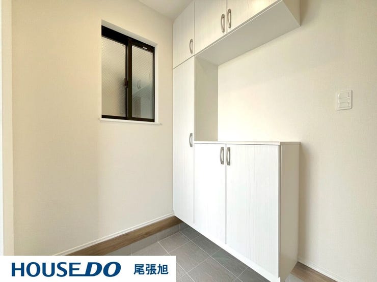 【玄関】白を基調とした明るく陽の入る玄関♪収納スペースもございます。大容量のシューズインクロークもございますので、ご家族の靴もすっきり収納できます。毎日使う玄関はすっきりさせておきたいですね♪