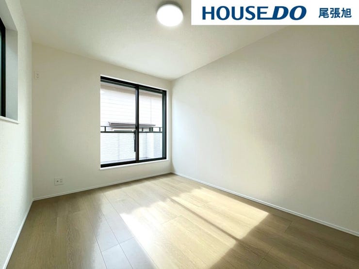 【洋室】明るい雰囲気の洋室です。広々とした明るいお部屋で、陽射しもたっぷり入ってきます。収納もご夫婦の衣類がたっぷり収納できるクローゼットがございます。ご夫婦のご主寝室にいかがでしょうか♪