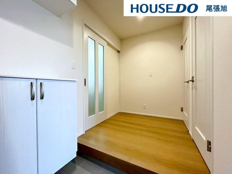 【玄関】帰宅時ホっと安心できる演出をそれぞれのご家庭好みにカスタマイズできます。そして大容量のシューズボックスがあります。可動棚付きなので背の高い靴も収納できます。すっきりした玄関で気持ちのいい朝を♪