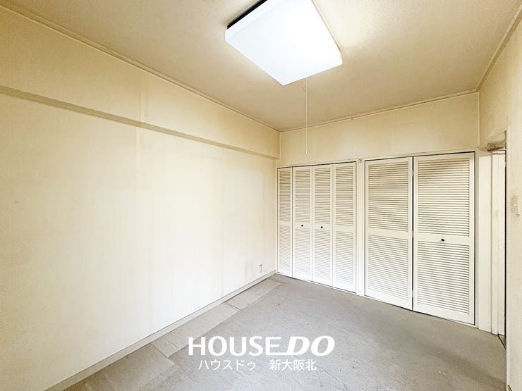 ■5.9帖洋室
■壁一面を利用した大容量のクローゼットがございます!
■造り付けの収納は地震の揺れで倒れる心配がないので、防災面でも安心です!