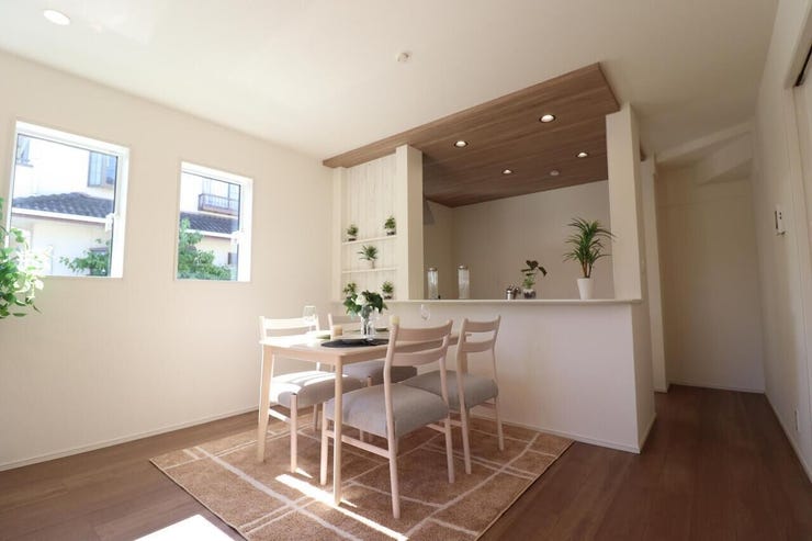 【リビング】
光と風があふれる開放的なリビングダイニングには自然と家族みんなが集まってきます。 明るく穏やかな空気のなかで飲んだり、食べたり、笑ったり♪
※同施工会社の物件イメージ写真です。