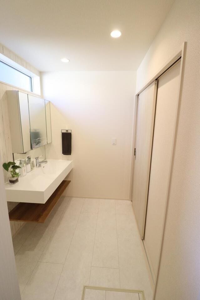 洗面スペースに窓があるので、朝の準備も明るい気分で出来ますね!
※同施工会社の物件イメージ写真です。