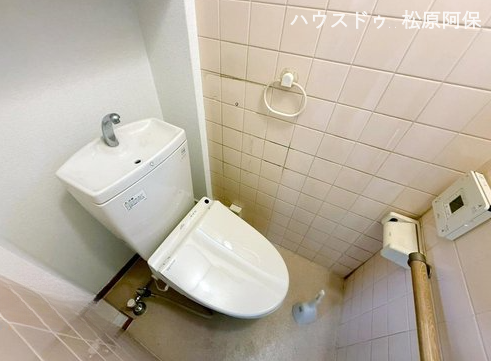明るく綺麗なトイレです。細部まで手入れが行き届いたクリーンでリラックスできる空間です。