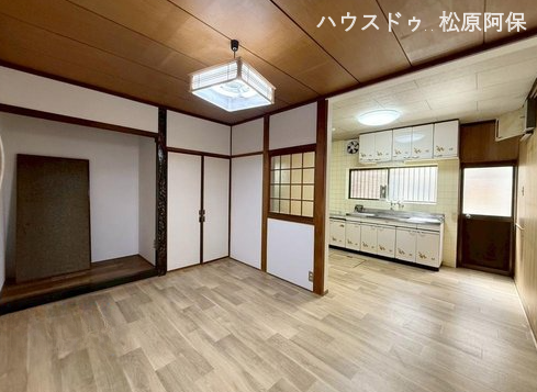 大きな窓から豊かな採光が差し込む、温かみのある広々としたリビングダイニングです。手入れが行き届いた綺麗なフローリングが美しく輝いてます。