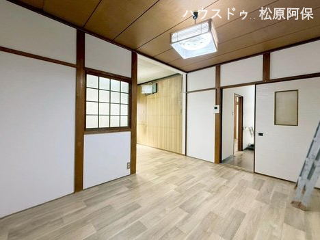 白を基調としたクロスと木目調の床が調和したお洒落で美麗な内装です