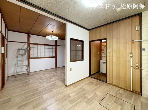 自然光が心地よく広がる明るいLDK