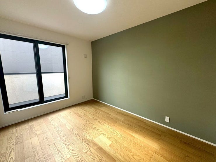 洋室① 大きな窓から光が注ぐ、明るい洋室