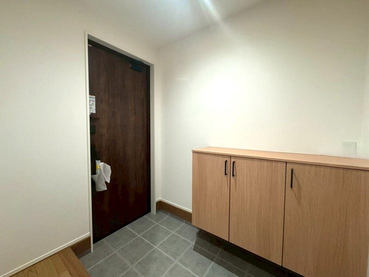 玄関 掃除もラクラク。お手入れしやすい石目調タイル