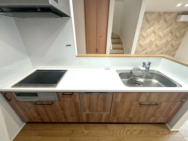 キッチン① インテリアに馴染む木目調。生活感を感じさせない美しさ